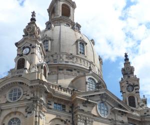 un edificio con una torre de reloj encima en Strohhutmanufaktur en Dresden