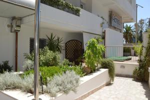 un giardino sul lato di un edificio di Hotel Chentu Lunas a Cagliari
