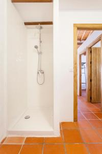 Alpuente的住宿－RUSTIKALPUENTE Escuelas de NIÑAS，墙上带淋浴的浴室