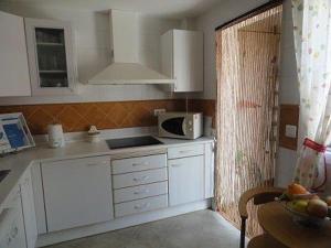 Köök või kööginurk majutusasutuses ADOSADO CAMPO DE GOLF