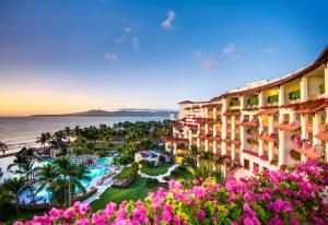 Blick auf das Resort und das Meer mit rosa Blumen in der Unterkunft Grand Velas Riviera Nayarit in Nuevo Vallarta