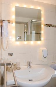 A bathroom at Aristo Hotel