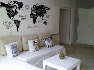 una sala de estar con sofá y un mapa mundial en la pared en Palermo Soho en Buenos Aires