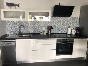A kitchen or kitchenette at Beach Life