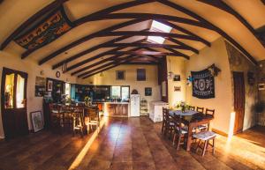 a kitchen and dining room with a table and chairs at Hostel Serena in Samaipata