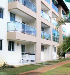un condominio con balconi in vetro e patio di Ocean Residence AP 2 a Porto De Galinhas