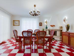 jadalnia ze stołem i krzesłami na szachownicy w obiekcie Il canto delle Sirene w Anzio +29 zdjęć