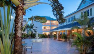 格罗斯岛Bay Gardens Beach Resort & Spa的一座拥有喷泉和棕榈树的酒店庭院