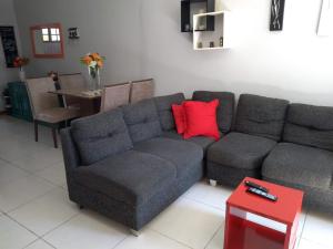 uma sala de estar com um sofá e uma mesa em Casa Confortavel Paraty em Paraty