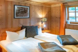 two beds in a room with wooden walls at Hansa House in Steeg +34 photos