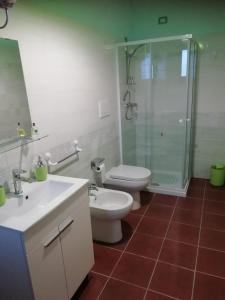 A bathroom at Rupe delle sorbe