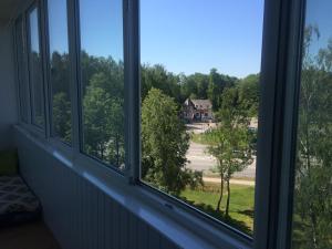 ein Fenster mit Blick auf ein Haus in der Unterkunft Skolas 1 in Salaspils