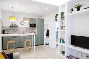 sala de estar con cocina con encimera y taburetes en Calaba Stadio, en Nápoles 39 fotos más