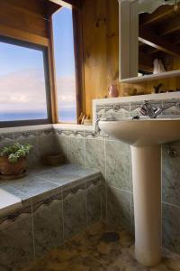 baño con lavabo y ventana en Villa with Ocean View, en Agulo