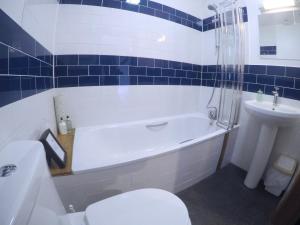 A bathroom at St Columba Hotel