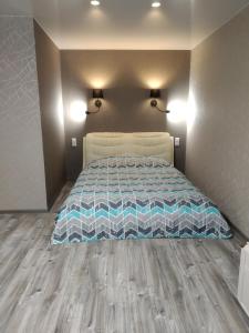 
A bed or beds in a room at Apartment Novoghrudka Center
