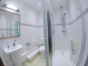 A bathroom at St Columba Hotel