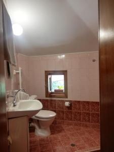 Koupelna v ubytování Family Hotel Bashtina Kashta + 29 fotografií