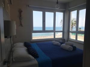 Säng eller sängar i ett rum på Periyiali Beach Sunset Suite A7