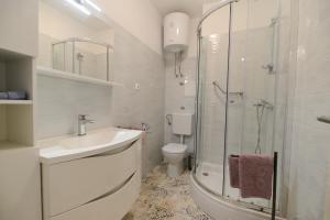 W łazience znajduje się prysznic, umywalka i toaleta. w obiekcie Apartment Rocky I w mieście Zadar +37 zdjęć
