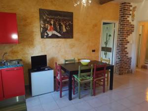 cocina con mesa de comedor y sillas en Coccole&Bollicine, en Bérgamo