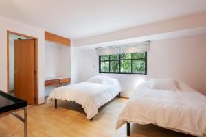 1 dormitorio con 2 camas y ventana en Lovely apartment Ahuehuetes, en Ciudad de México