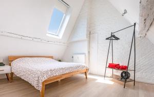 1 dormitorio con cama y ventana en Les Cerisiers - Appartement de Standing au Centre de Namur, en Namur