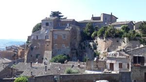 an old town with houses on a mountain at Appartamento La Tana in Orvieto