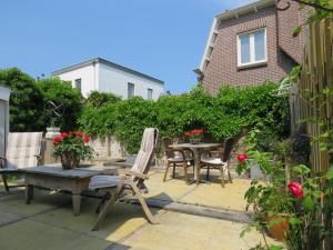 ザントフォールトにあるCasa duna Oceans terrace and Ocean spray garden close to the beach and city centreの庭園(テーブル、椅子付)