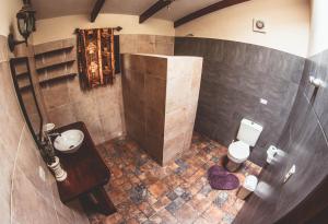 Bathroom sa Hostel Serena