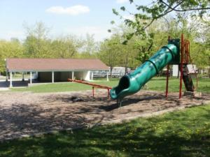 un parque infantil con un tobogán verde en Round Top Loft Cottage 2, en Gettysburg