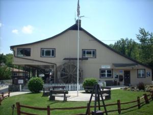 un gran edificio con bancos delante en Round Top Loft Cottage 2, en Gettysburg