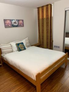 Kama o mga kama sa kuwarto sa Clean, Beautiful & Modern 2 bedroom apartment