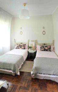 1 dormitorio con 2 camas y mesa con espejo en El Rincón de El Montán, en Avilés