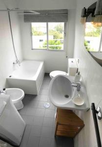 アビレスにあるEl Rincón de El Montánの洗面台、浴槽、トイレを備えたバスルーム +14枚の写真