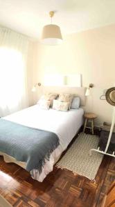 アビレスにあるEl Rincón de El Montánの青い毛布が掛けられたベッドのある寝室