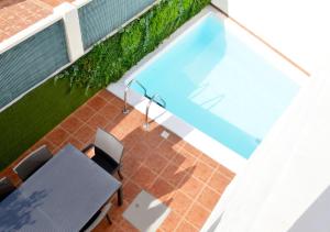 Bazén v ubytování Olympia House Lovely, Close to Town and Beaches with Private Pool & Fast WiFi nebo v jeho okolí