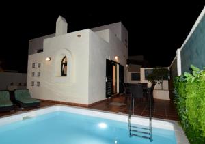 Bazén v ubytování Olympia House Lovely, Close to Town and Beaches with Private Pool & Fast WiFi nebo v jeho okolí