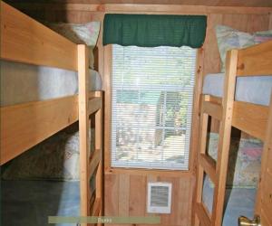 una stanza con due letti a castello e una finestra di Round Top Premiere Cottage 6 a Gettysburg