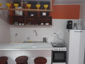 una cucina con fornelli e frigorifero di Ita do Mar a Morro de São Paulo