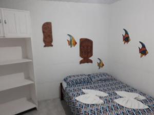 una camera da letto con un letto a scomparsa con farfalle di Ita do Mar a Morro de São Paulo