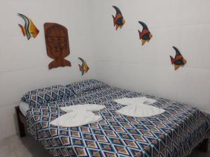 una camera da letto con un letto a scomparsa con farfalle di Ita do Mar a Morro de São Paulo Altre 5 foto