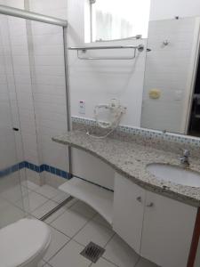 Um banheiro em Serra Park Flat Service - Rio Quente Esplanada apartamento inteiro roupas de cama a parte