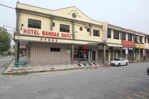 a hotel barbarabara bank on the corner of a street at Hotel Bandar Baru Menglembu in Ipoh