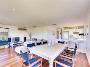 Dapur atau dapur kecil di Do Drop Inn - Port Willunga - C21 SouthCoast Holidays