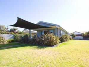 Port WillungaDo Drop Inn - Port Willunga - C21 SouthCoast Holidays的院子里有黑色大屋顶的房子