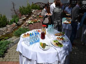 una mesa blanca con platos de comida. en Pokoje Gościnne DACPOL, en Piaseczno