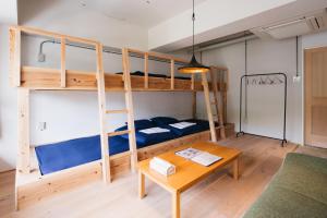 Tempat tidur susun dalam kamar di Uzu House