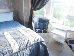 A bed or beds in a room at Riverside Guest House 