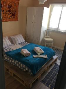 a bedroom with a bed with two towels on it at Casa da Maria in Alcobaça